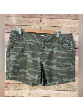 Caslon Women’s Green Camoflauge Shorts Mid Rise Cotton Casual Size: 16 NWOT